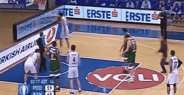 Taraftar Banvitli oyuncuya saldırınca...