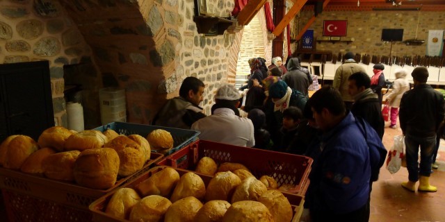 Bursa'da garibanın yüzü bu vakıfla gülüyor!