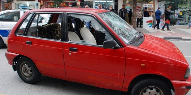 Cezaya kızdı aracını parçaladı!