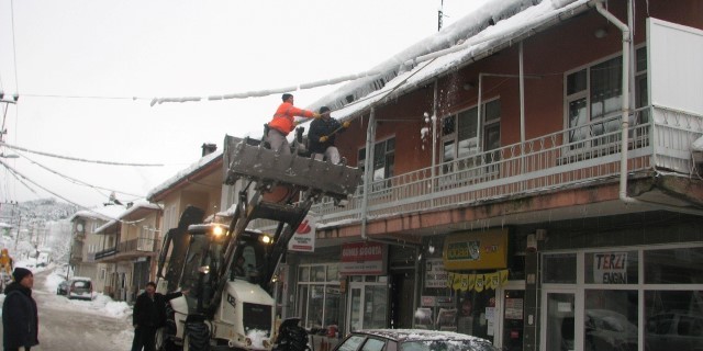 Kar sebebiyle çökebilecek çatılar temizleniyor
