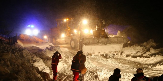 6 aylık bebek iş makineleriyle kurtarıldı