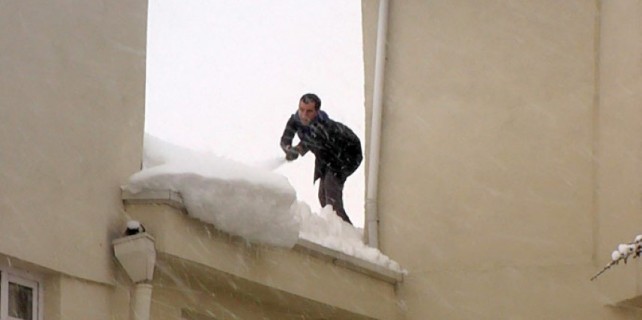 Çatıda korkutan temizlik!