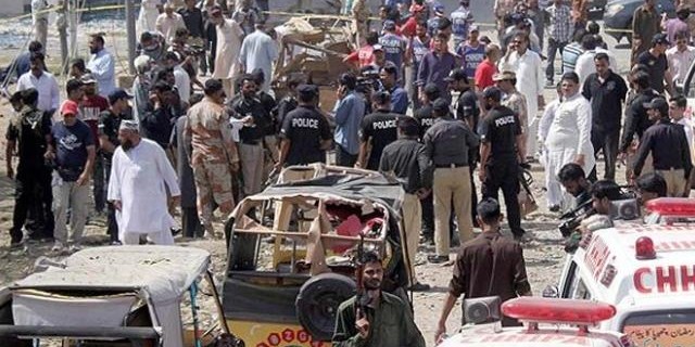 Pakistan'da feci kaza: En az 50 ölü