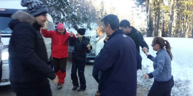 Uludağ'a çıkamayınca yolda horon teptiler!