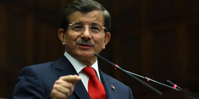 Davutoğlu'ndan Fransızca tweet