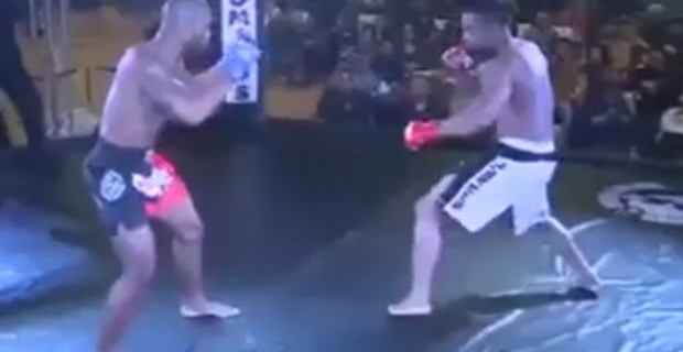 Rakibi bayıltan tekme!