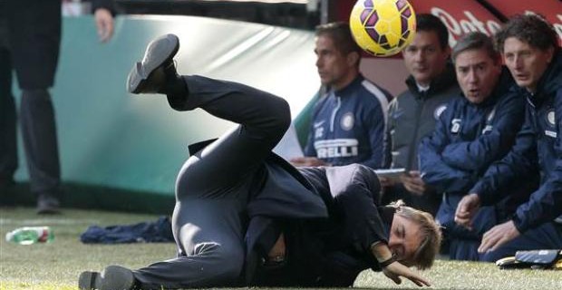 Mancini bir anda yere yığıldı