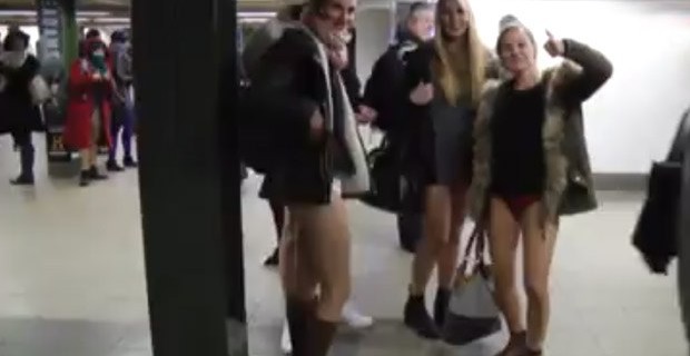 Görenler şaşkına döndü! Metroya böyle bindiler