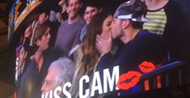 Sevgilisi öpücük vermeyince...