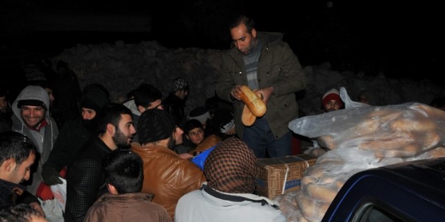 Karda mahsur kalan köylülerin imdadına belediye yetişti