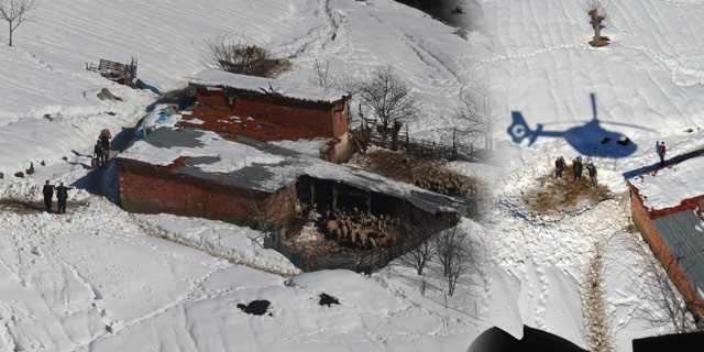 Helitaksi mahsur kalan çobanlar için havalandı