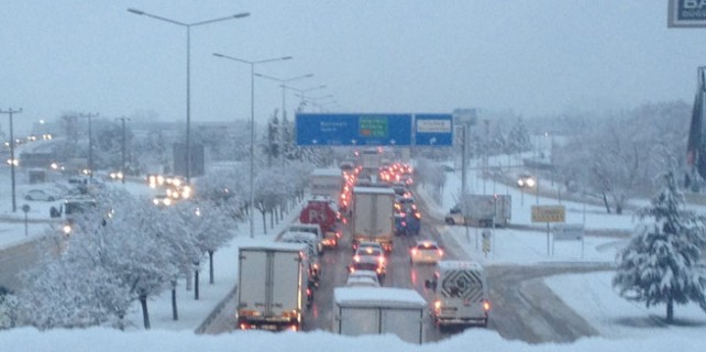 Bursa trafiği kara teslim!