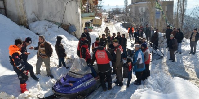 Karda mahsur kalanları jandarma kurtardı