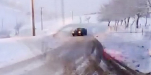 Karlı yolda tehlikeli gösteri