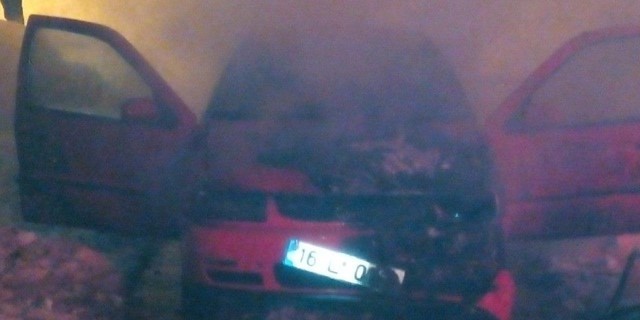 Otomobil alev alev yandı