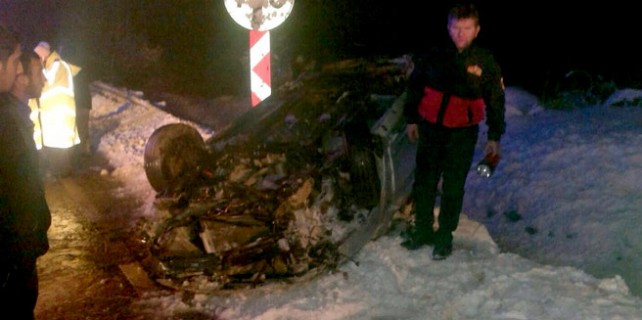 Buzda kayan otomobil böyle takla attı!