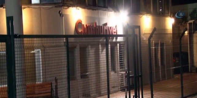 Cumhriyet Gazetesi önünde Charlie Hebdo önlemi