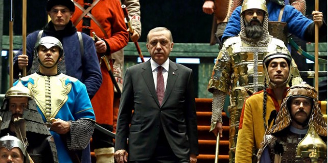 Uzmanlar o töreni yorumladı