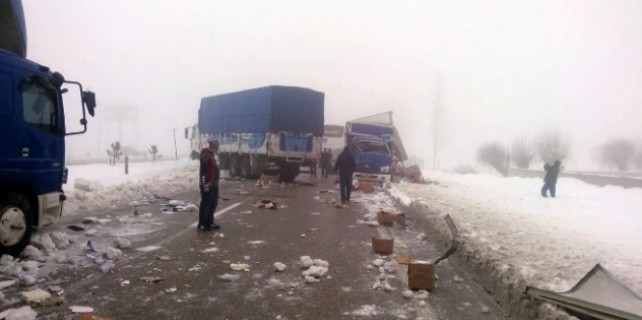 30 araç kazaya karıştı trafik kapandı