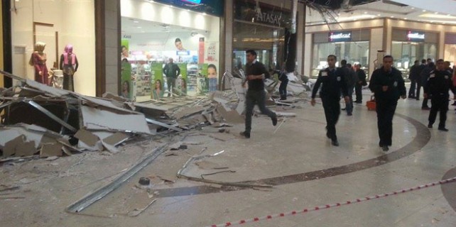 AVM'de çatı çöktü!