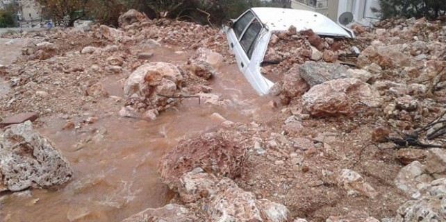 Araçlar toprağa gömüldü!