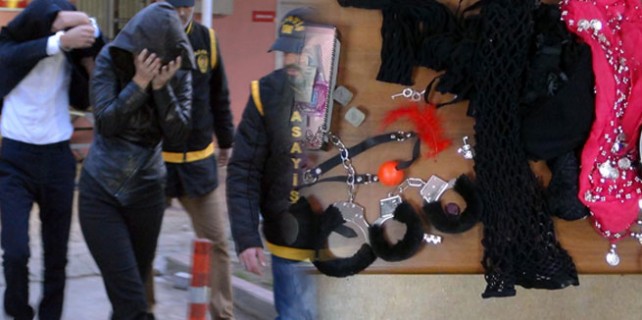 Evli çifte grup seks tutuklaması