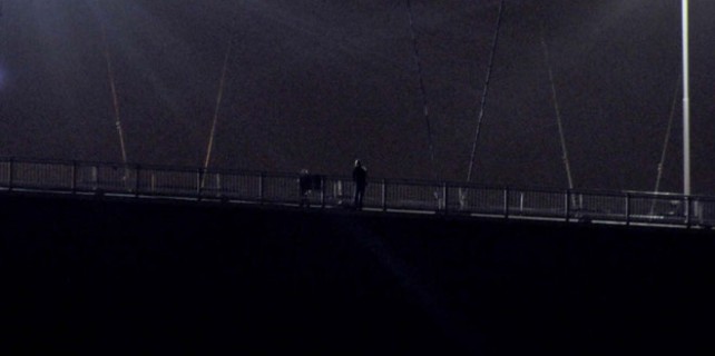 Köprüde yarı çıplak intihar girişimi