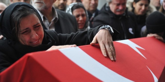 Kansere yenik düşen astsubay göz yaşlarıyla uğurlandı