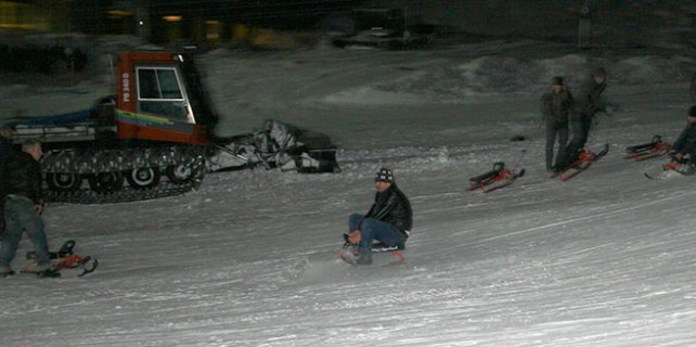 Tatilcilerden Uludağ’da gece kayak resitali!