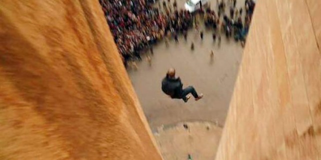 DEAŞ 2 eşcinseli bakın nasıl infaz etti