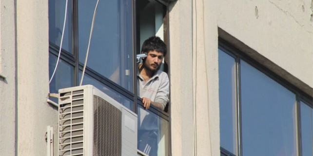 Oğlu başına silah dayadı, baba isyan etti