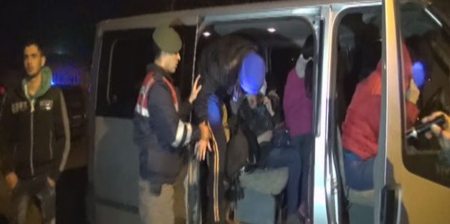 8 kişilik araçtan 28 kaçak göçmen çıktı