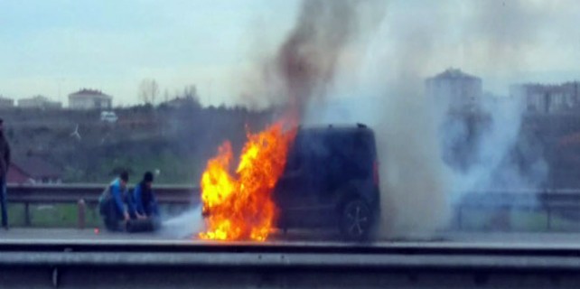 Yanan araca oksijen tüplü müdahale