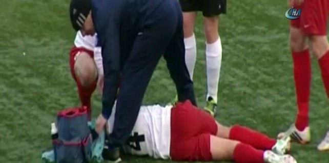 Hakem futbolcuyu hastanelik etti