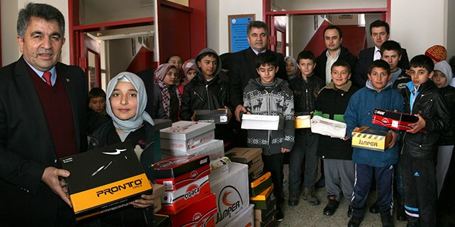 Büyükorhan’da öğrencilerin ayaklarını ısıtan yardım