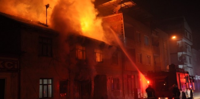 Bursa'da alevli gece! İki katlı ev alev alev yandı...
