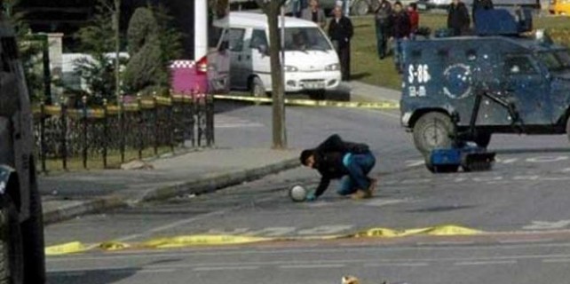 Araçtan çıkanlar şoke etti! 1 günde 9 bomba...