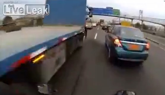 Çılgın motosikletli trafikte bakın neler yapıyor?