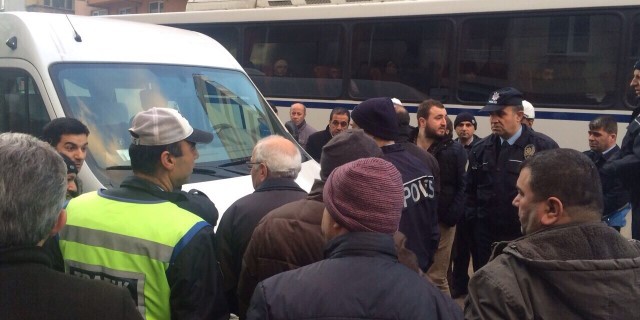 Servisçiler ile zabıta arasında arbede karakolda bitti