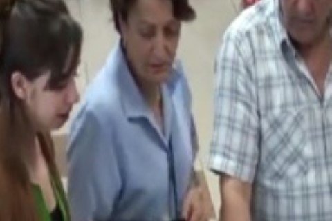 Bebeğine bez alamayan bir kadın görseniz ne yapardınız?