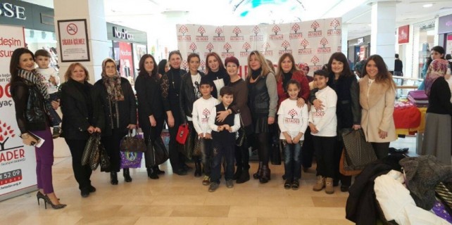Talesemi hastası çocuklara karne hediyesi için kermes
