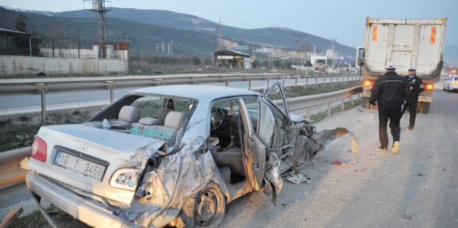 Hurdaya dönen araçtan sağ çıktılar!