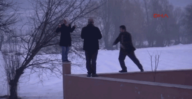 Bir anda üzerine atladı!