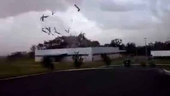 Kasırga fabrika çatısını böyle uçurdu!