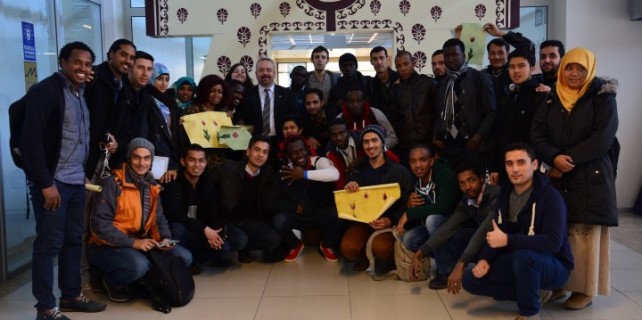 Afrikalı öğrenciler ebru yapmayı öğrendi