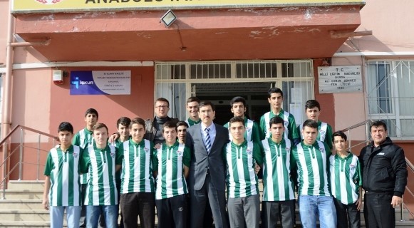 DOSAB'tan öğrencilere karne hediyesi forma