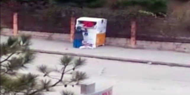 Küçük kızını yardım kutusuna bıraktı!