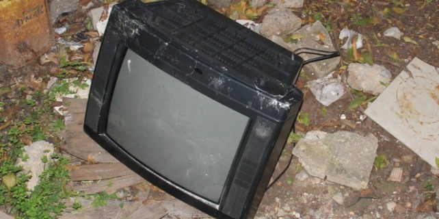 O televizyonu kırıp bahçeye attılar! Sebebi ise...