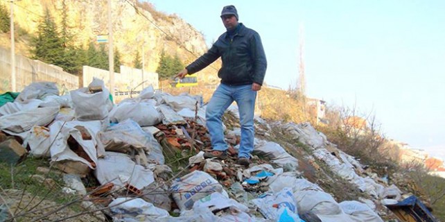 Belediye temizliyor, vatandaş kirletiyor!