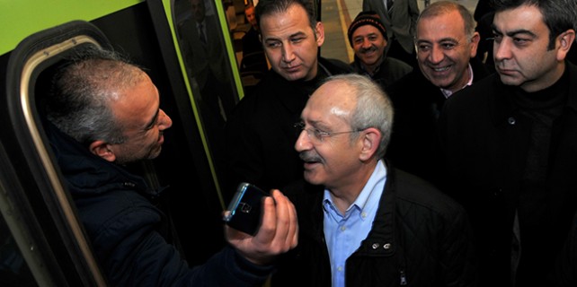 Kılıçdaroğlu Bursa metrosunda selfie yaptı